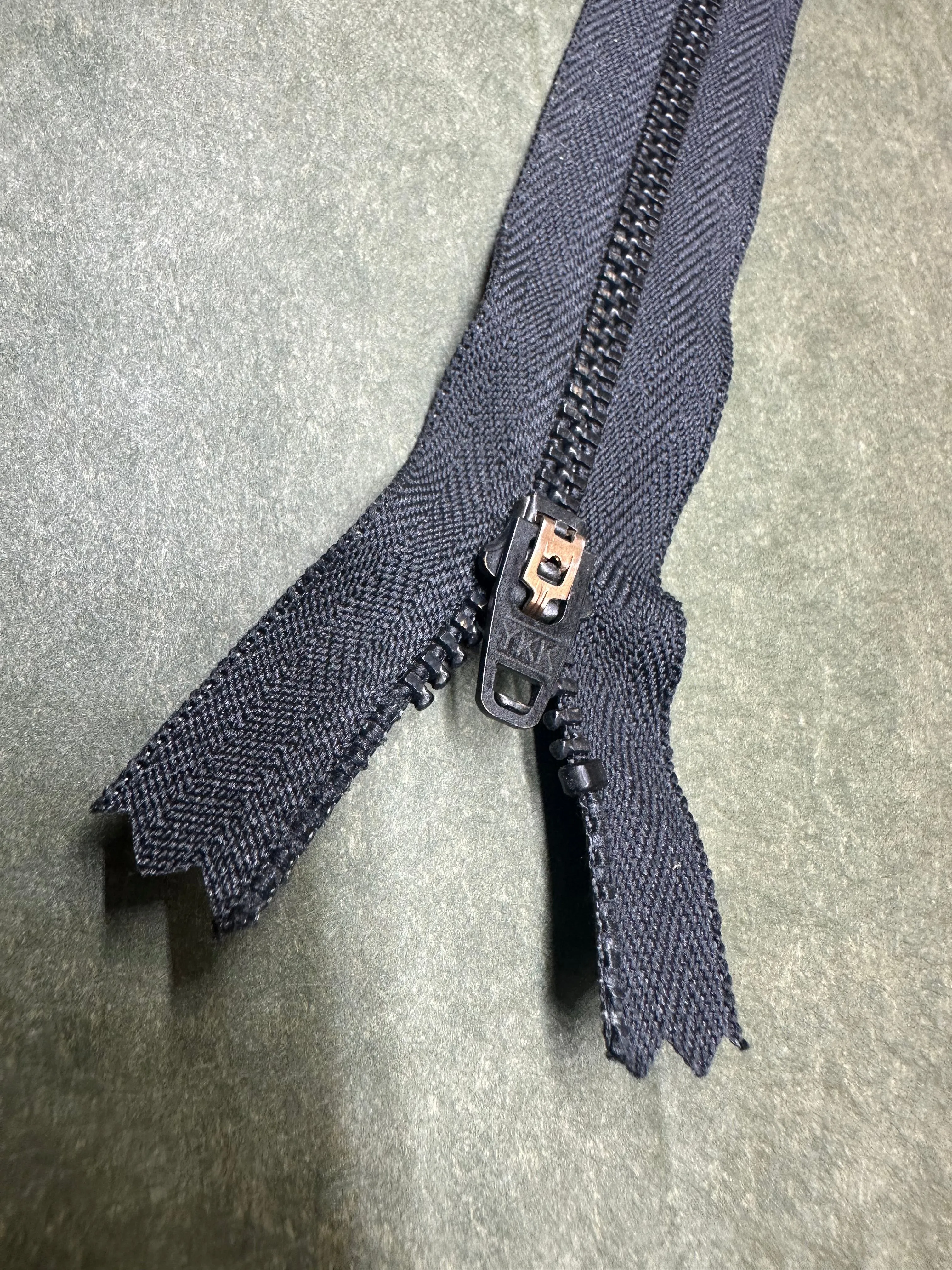 YKK® #4 Black-Oxide c/e Black (580) Semi-Auto Pull