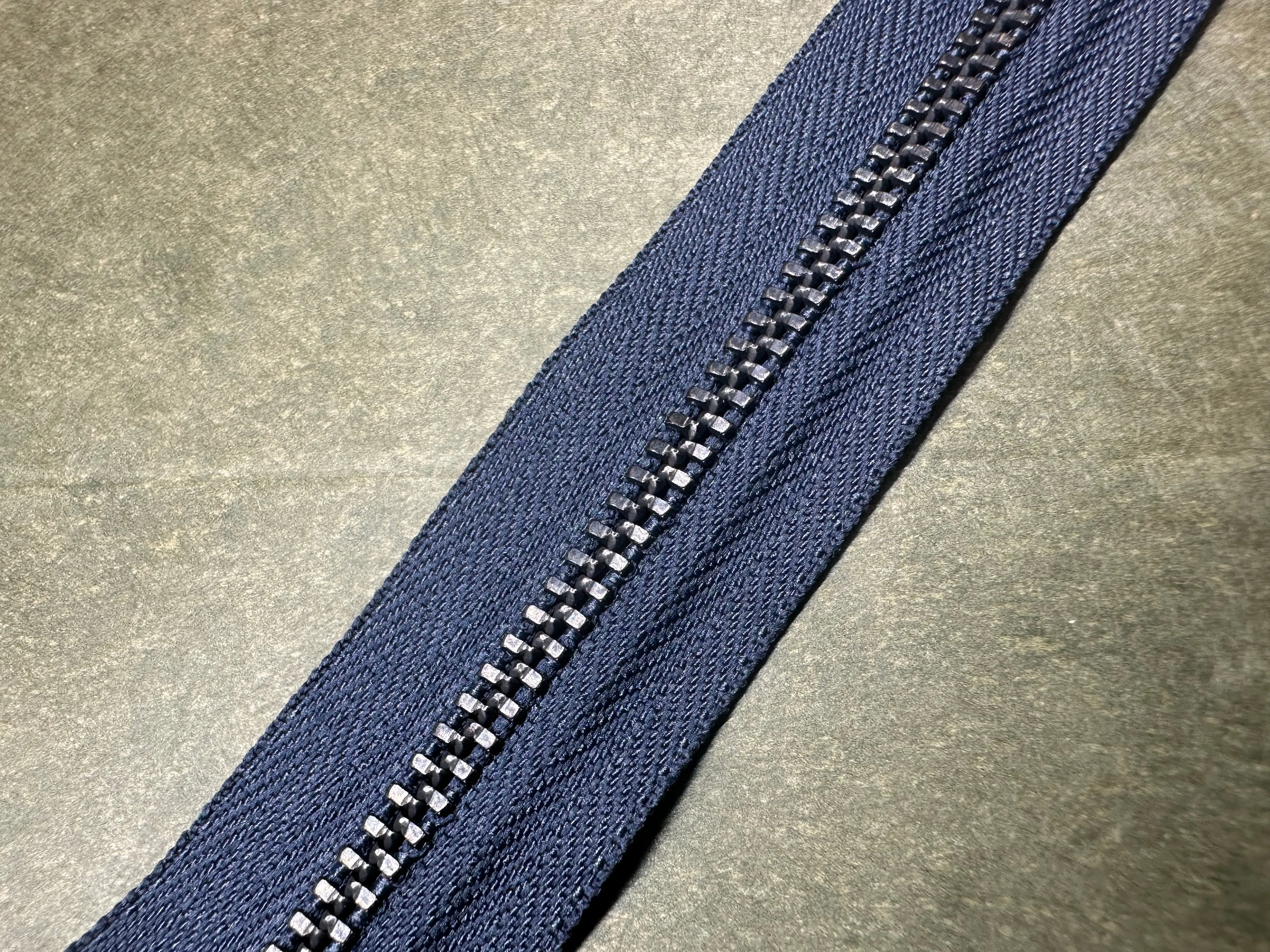 YKK® #4 Black-Oxide c/e Navy (560) Semi-Auto Pull