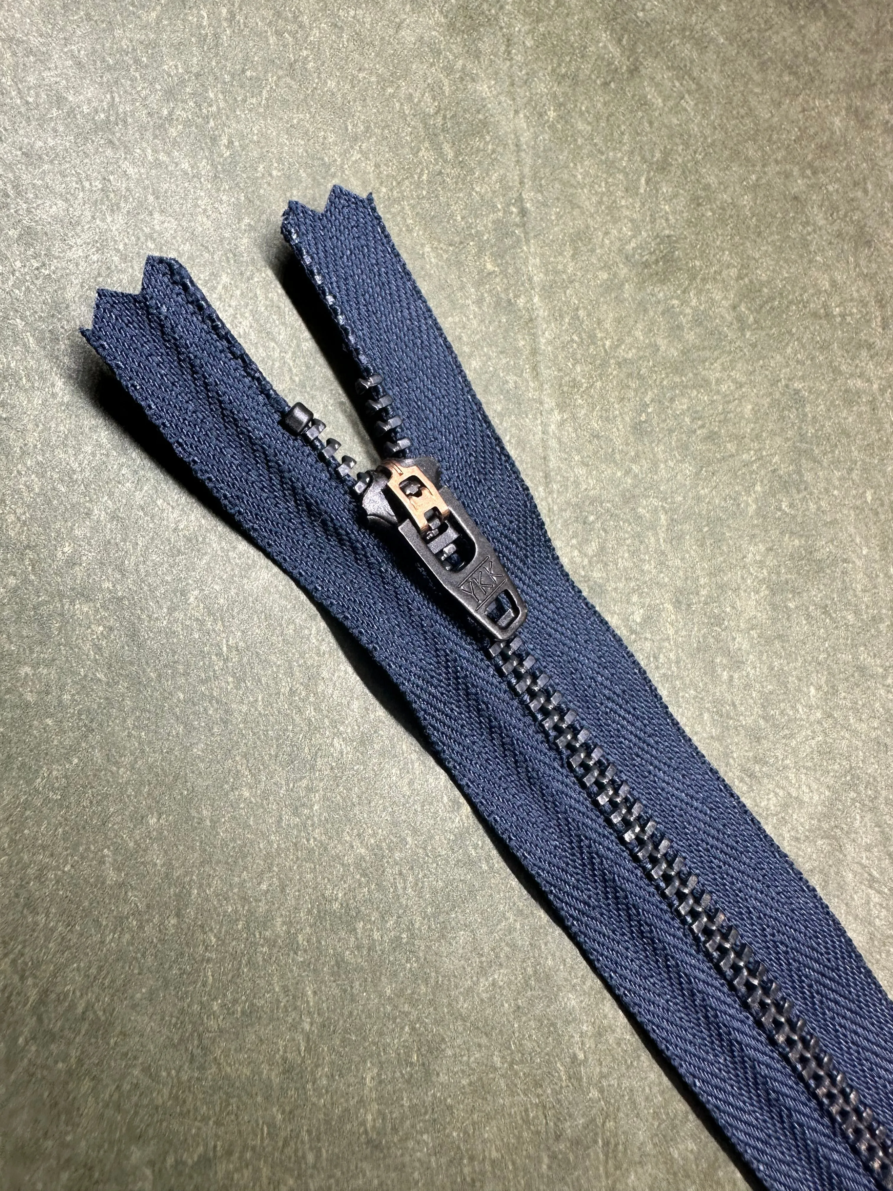 YKK® #4 Black-Oxide c/e Navy (560) Semi-Auto Pull