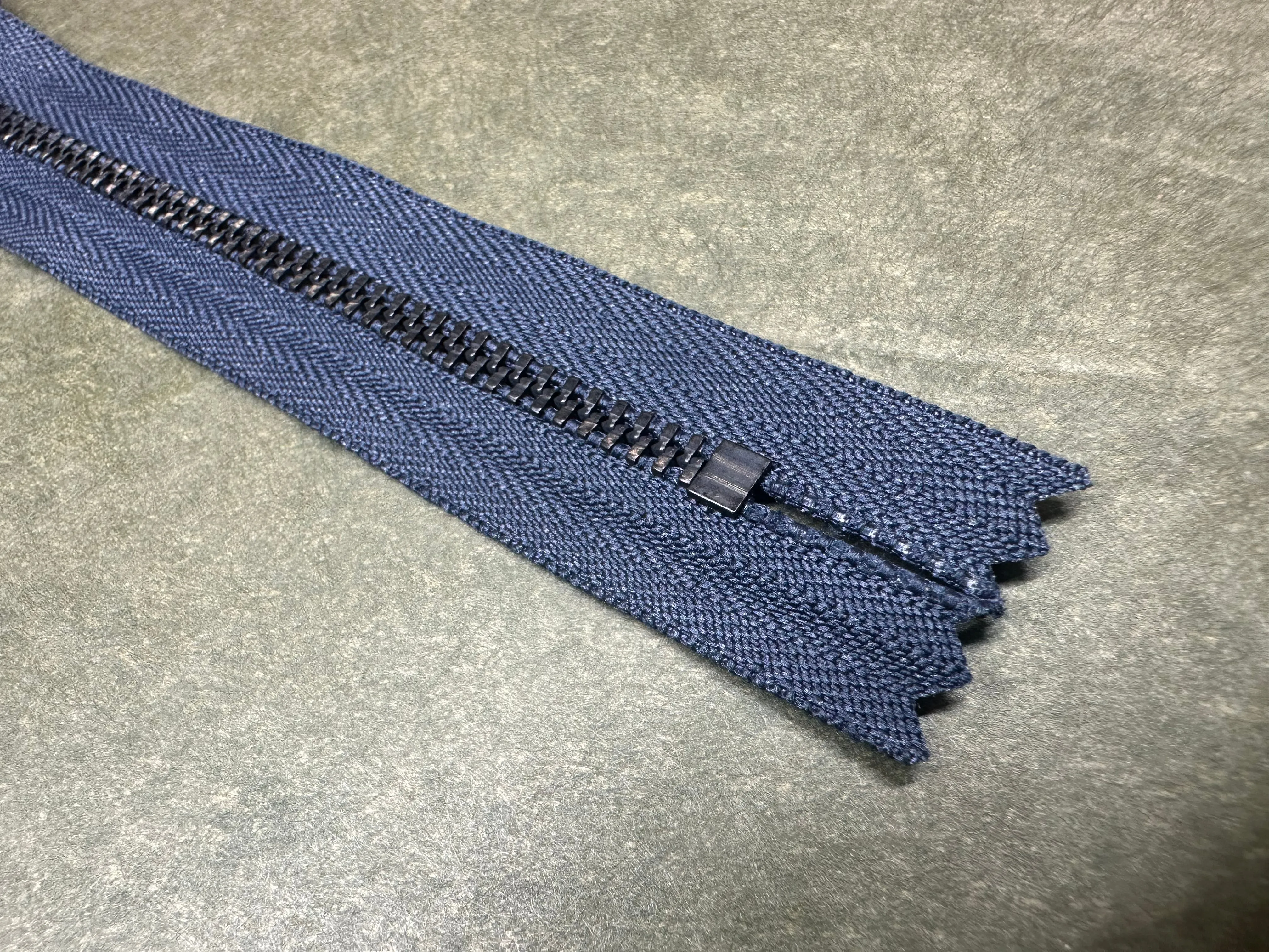 YKK® #4 Black-Oxide c/e Navy (560) Semi-Auto Pull