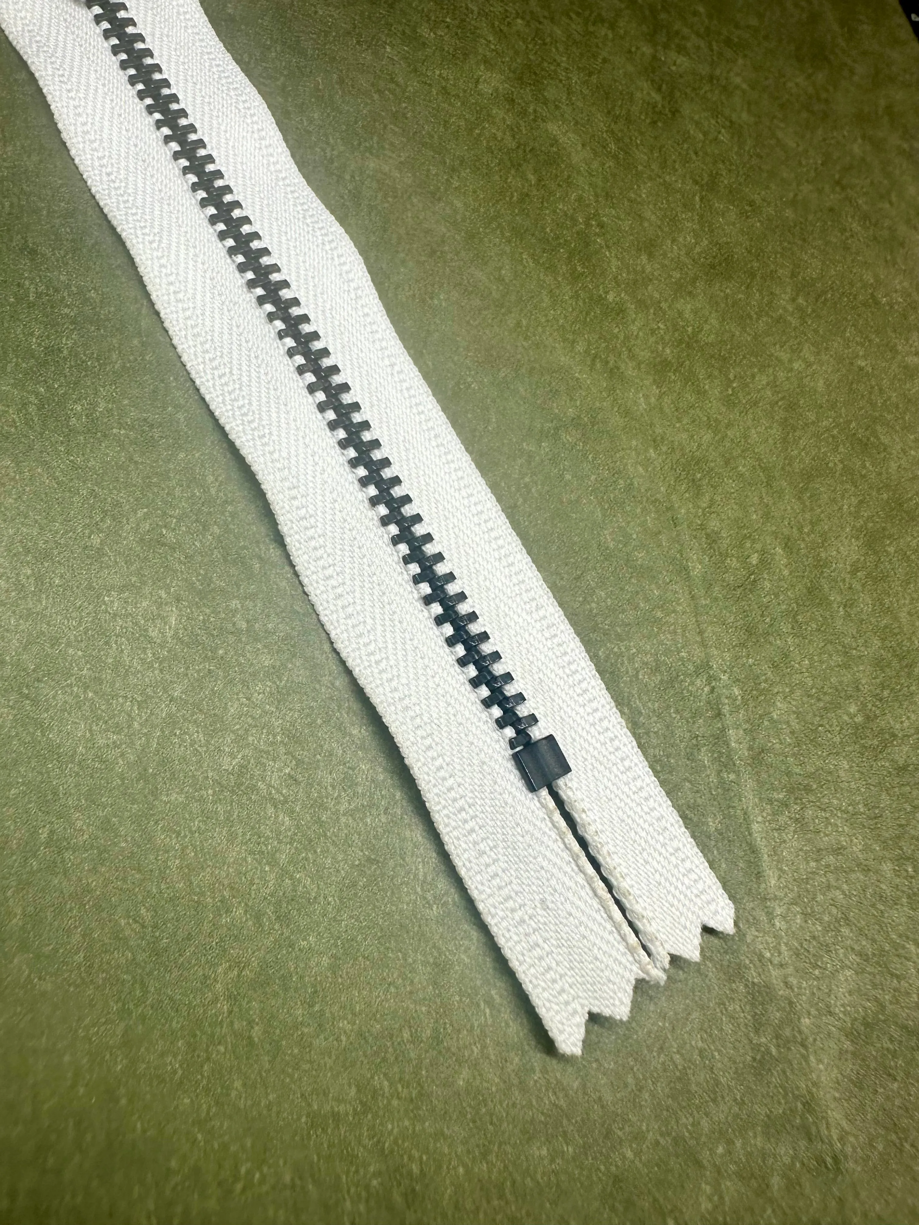 YKK® #4 Black-Oxide c/e White (501) Semi-Auto Pull