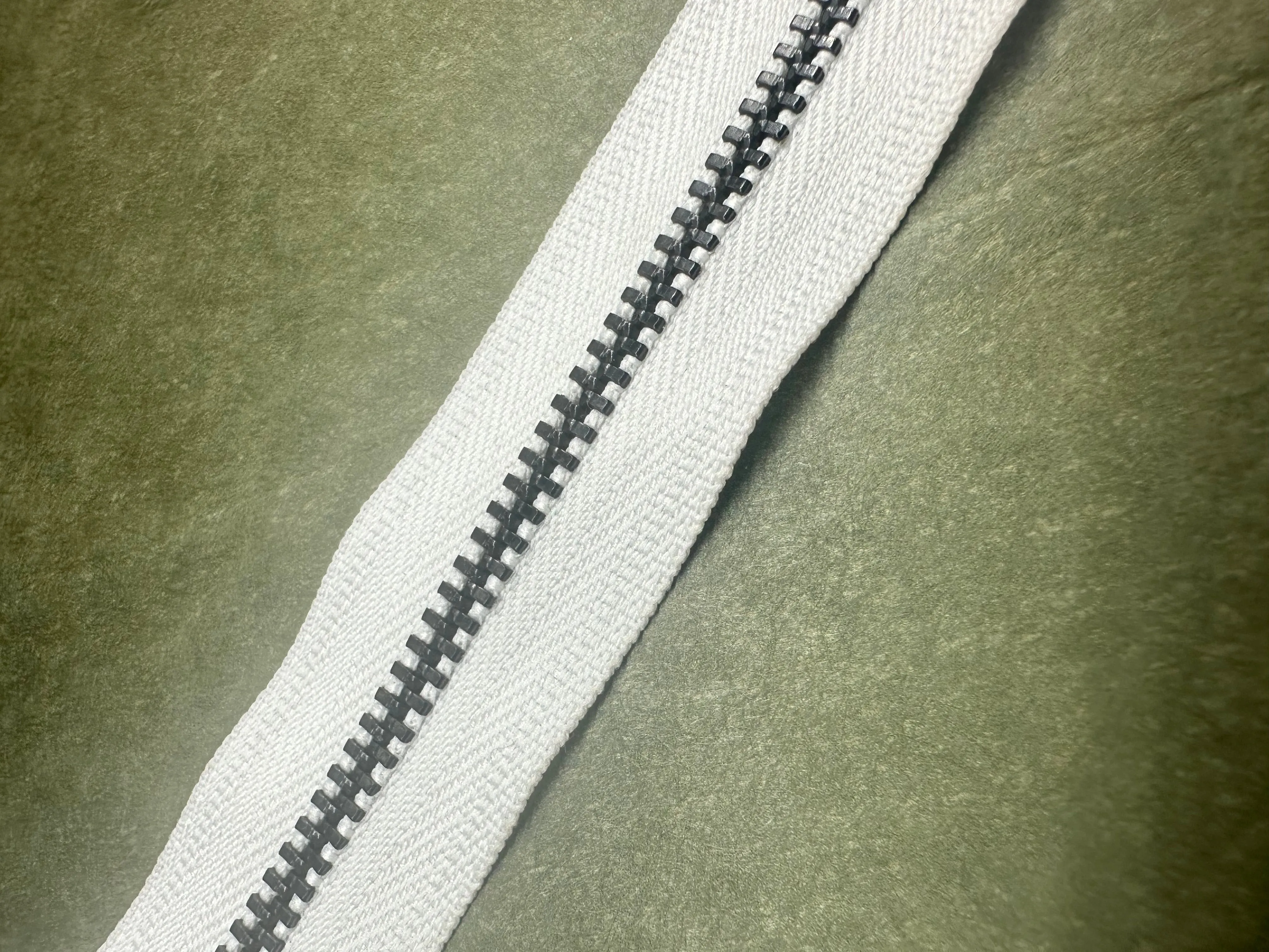 YKK® #4 Black-Oxide c/e White (501) Semi-Auto Pull