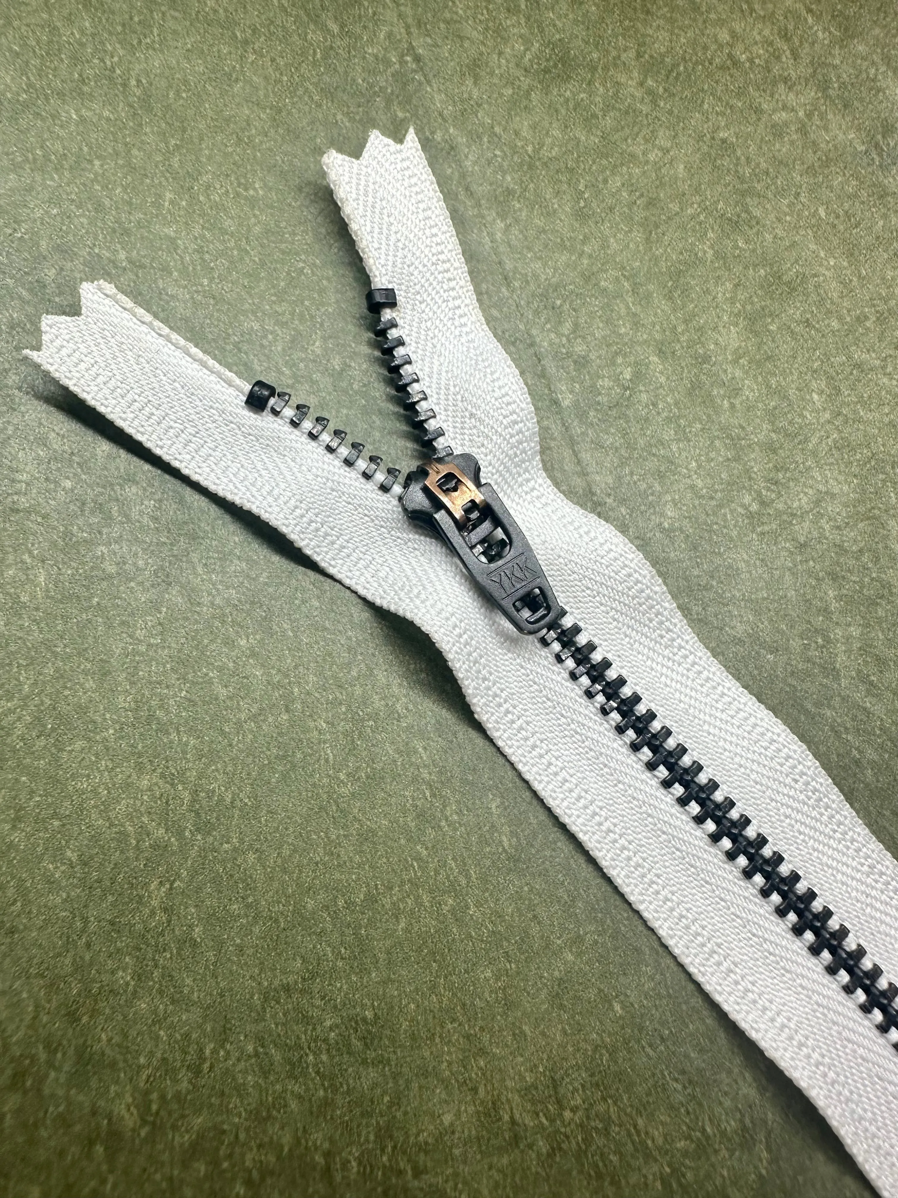 YKK® #4 Black-Oxide c/e White (501) Semi-Auto Pull
