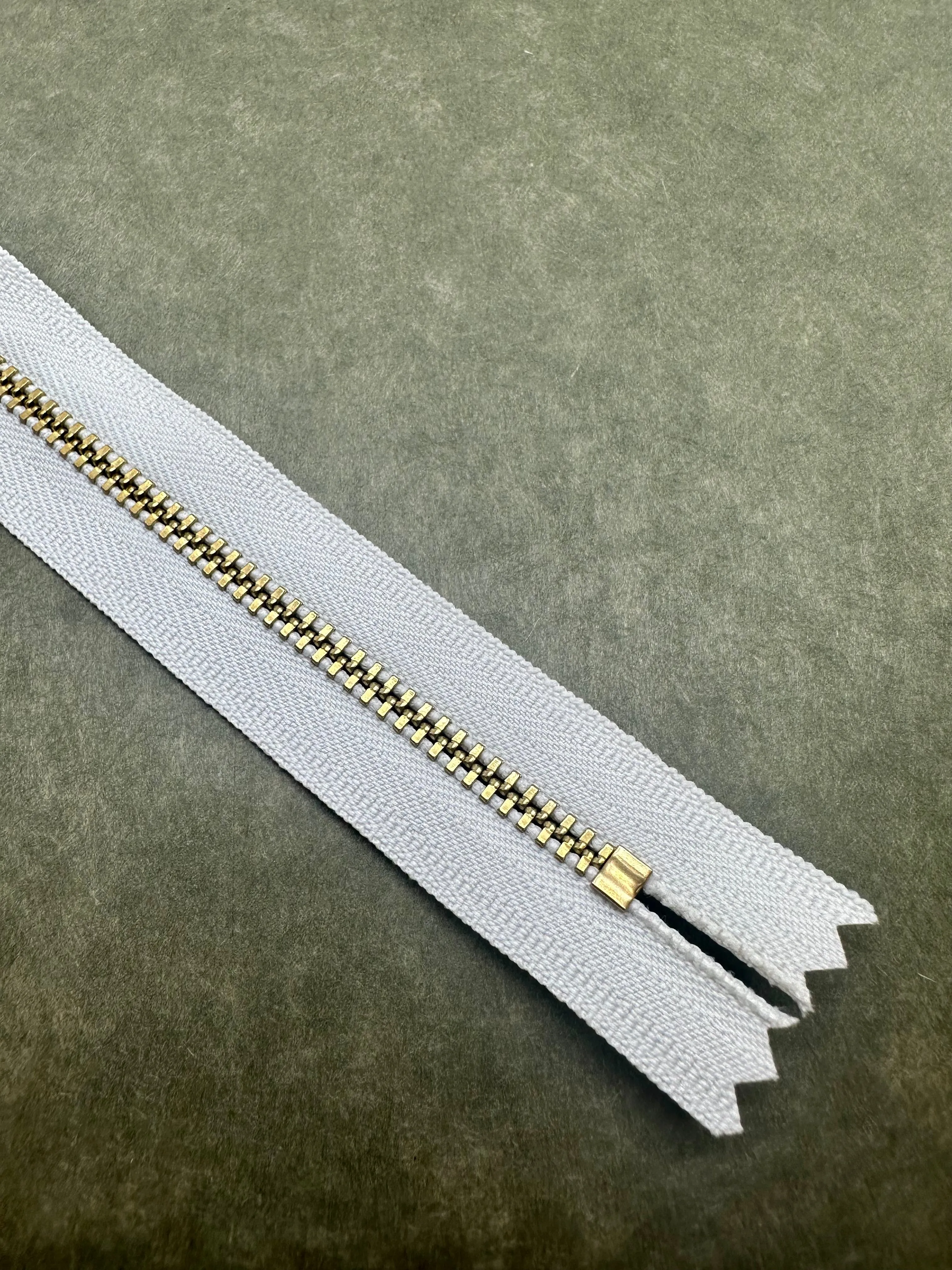 YKK® #4 Brass c/e White (501) Semi-Auto Pull