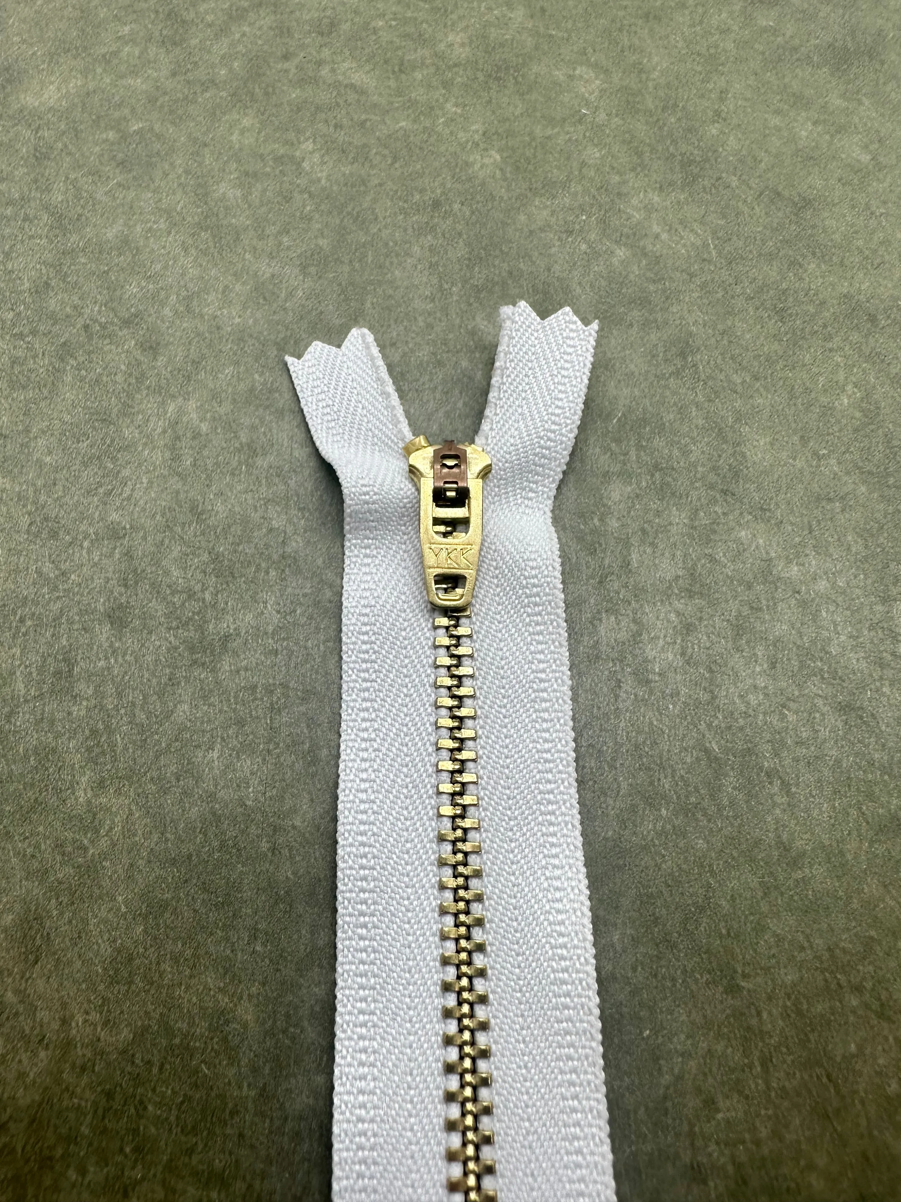 YKK® #4 Brass c/e White (501) Semi-Auto Pull