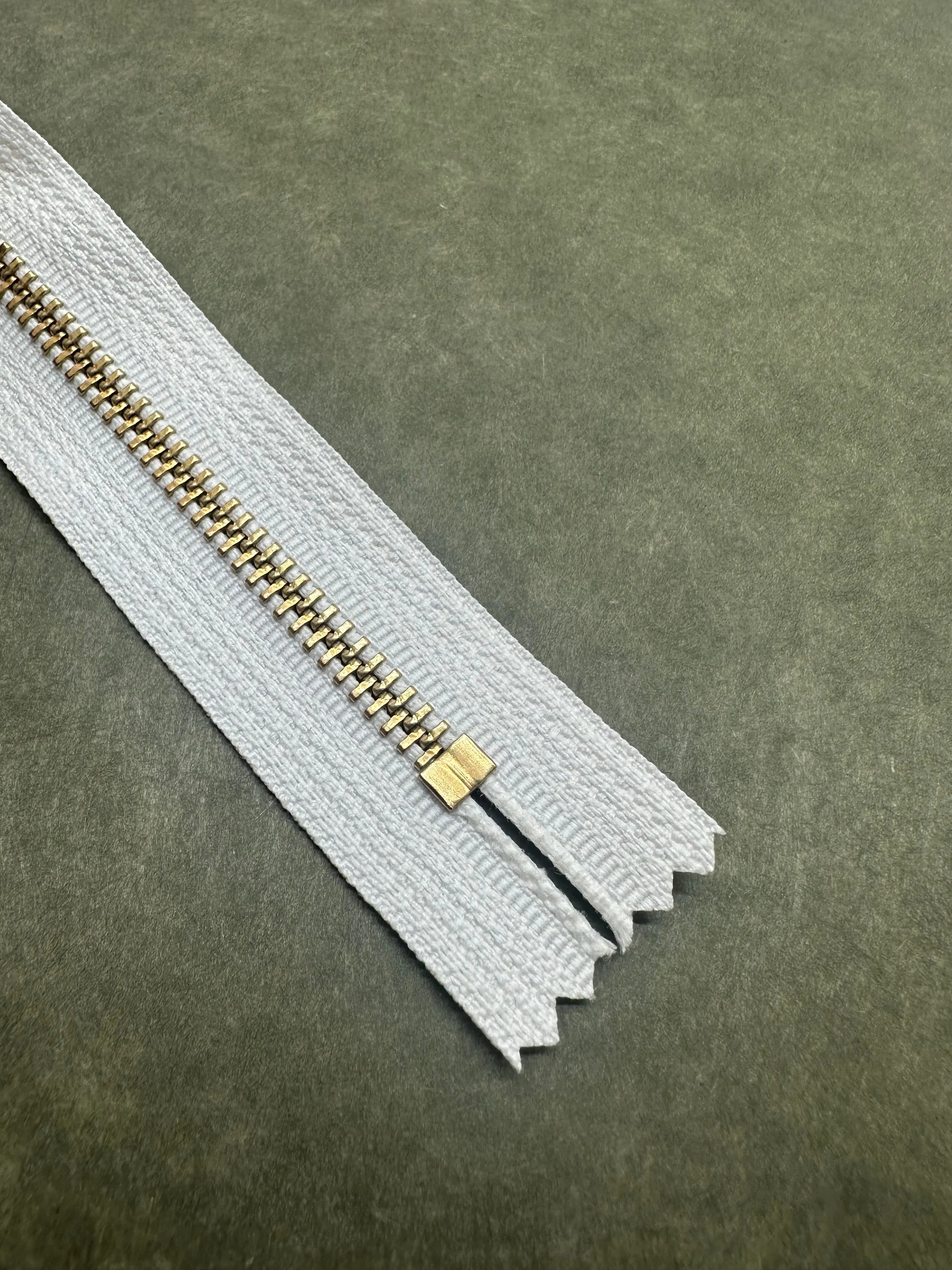 YKK® #5 Brass c/e White (501) Semi-Auto Pull