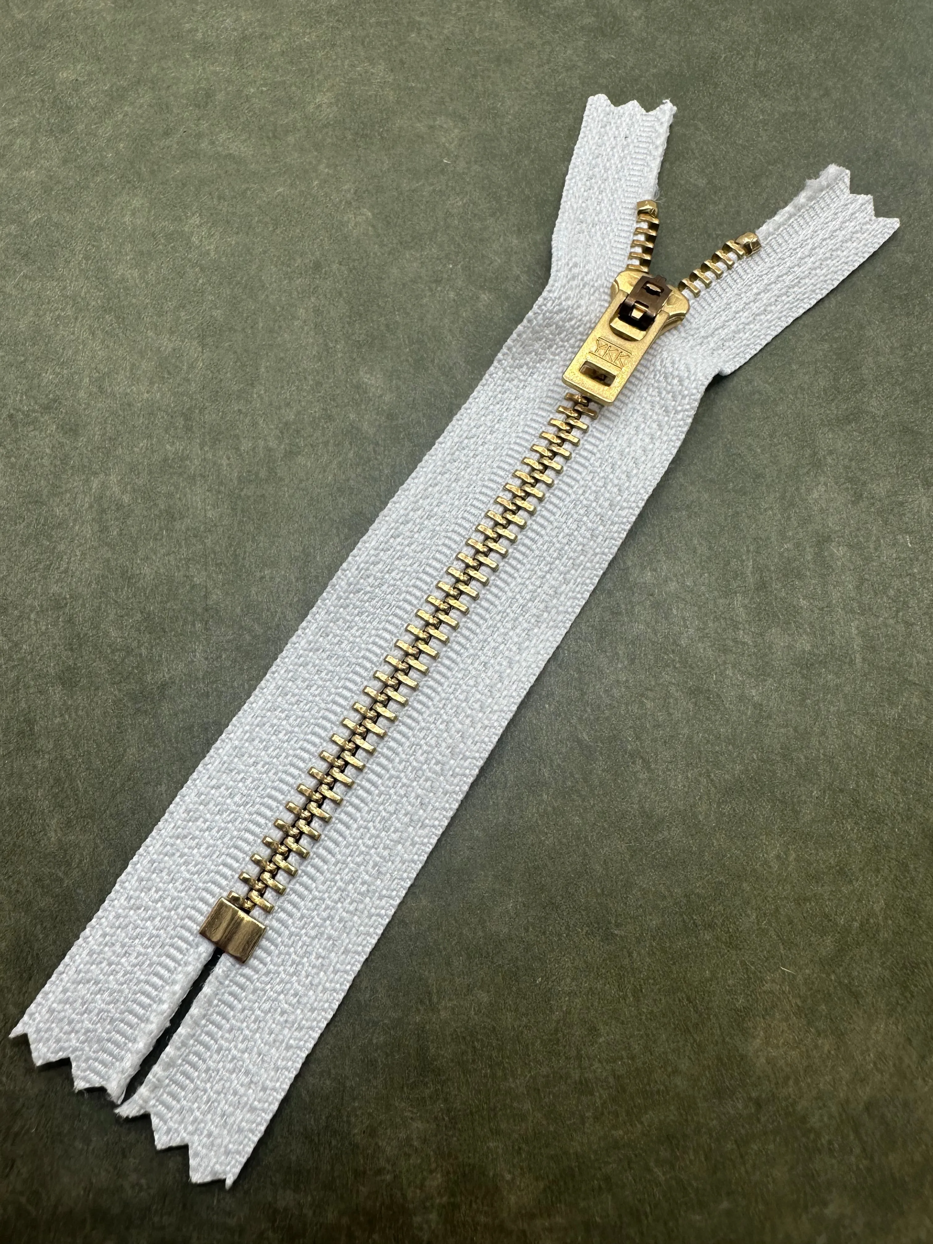 YKK® #5 Brass c/e White (501) Semi-Auto Pull